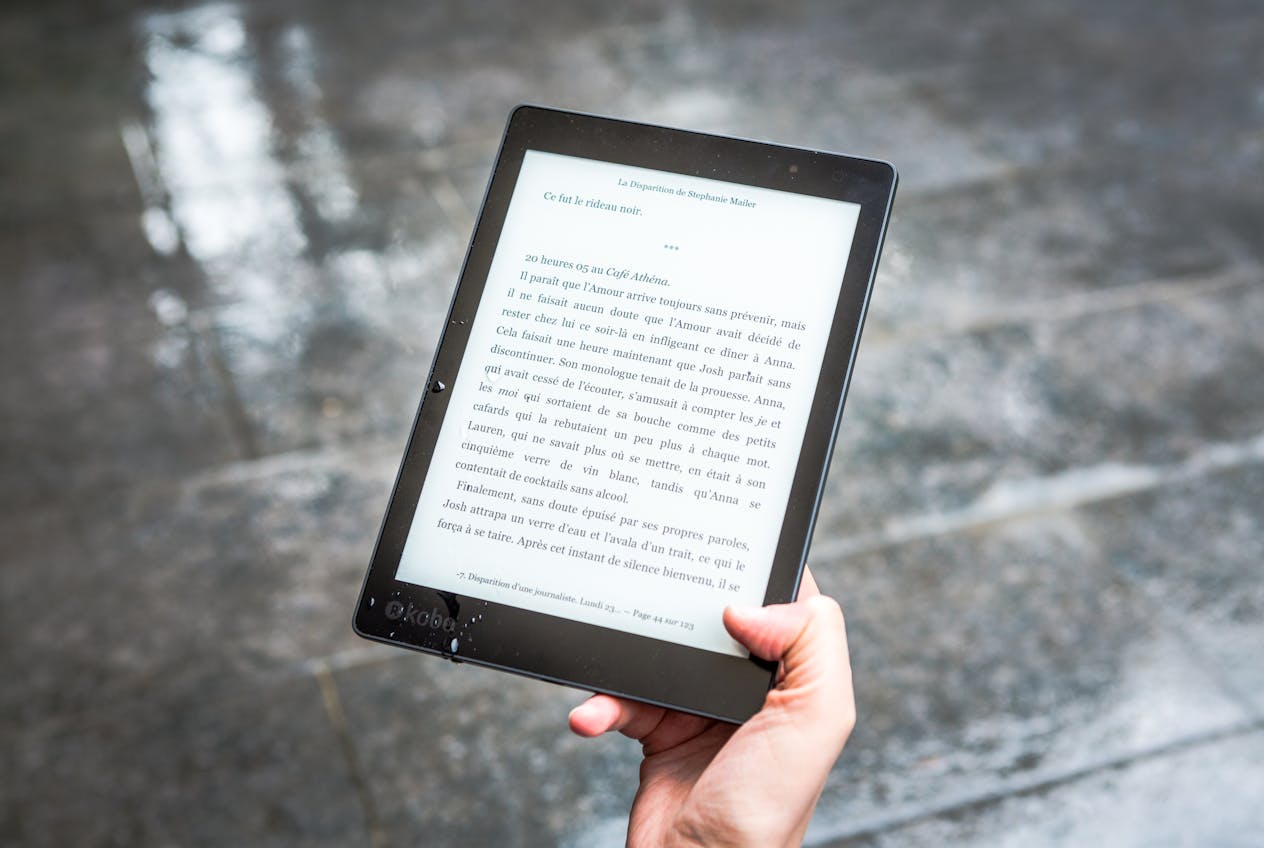 Osoba trzymająca czytnik e-booków – Amazon KDP i self-publishing w Polsce