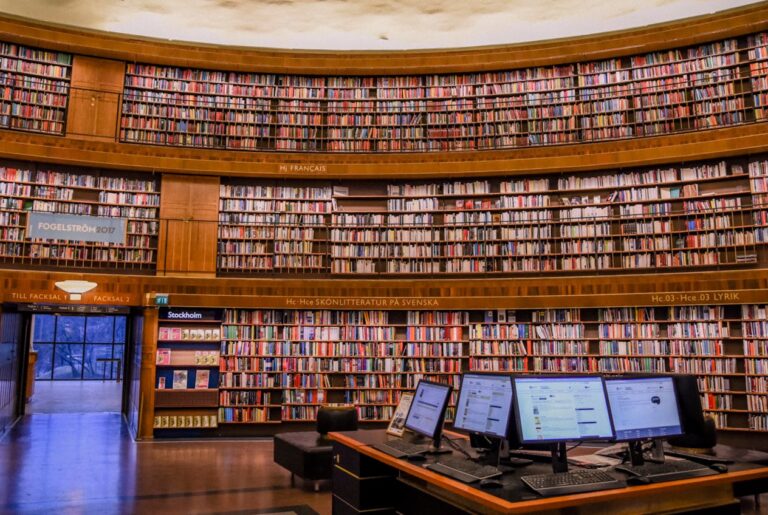Wnętrze biblioteki z regałami książek – biblioteki i DKK jako kanał promocji