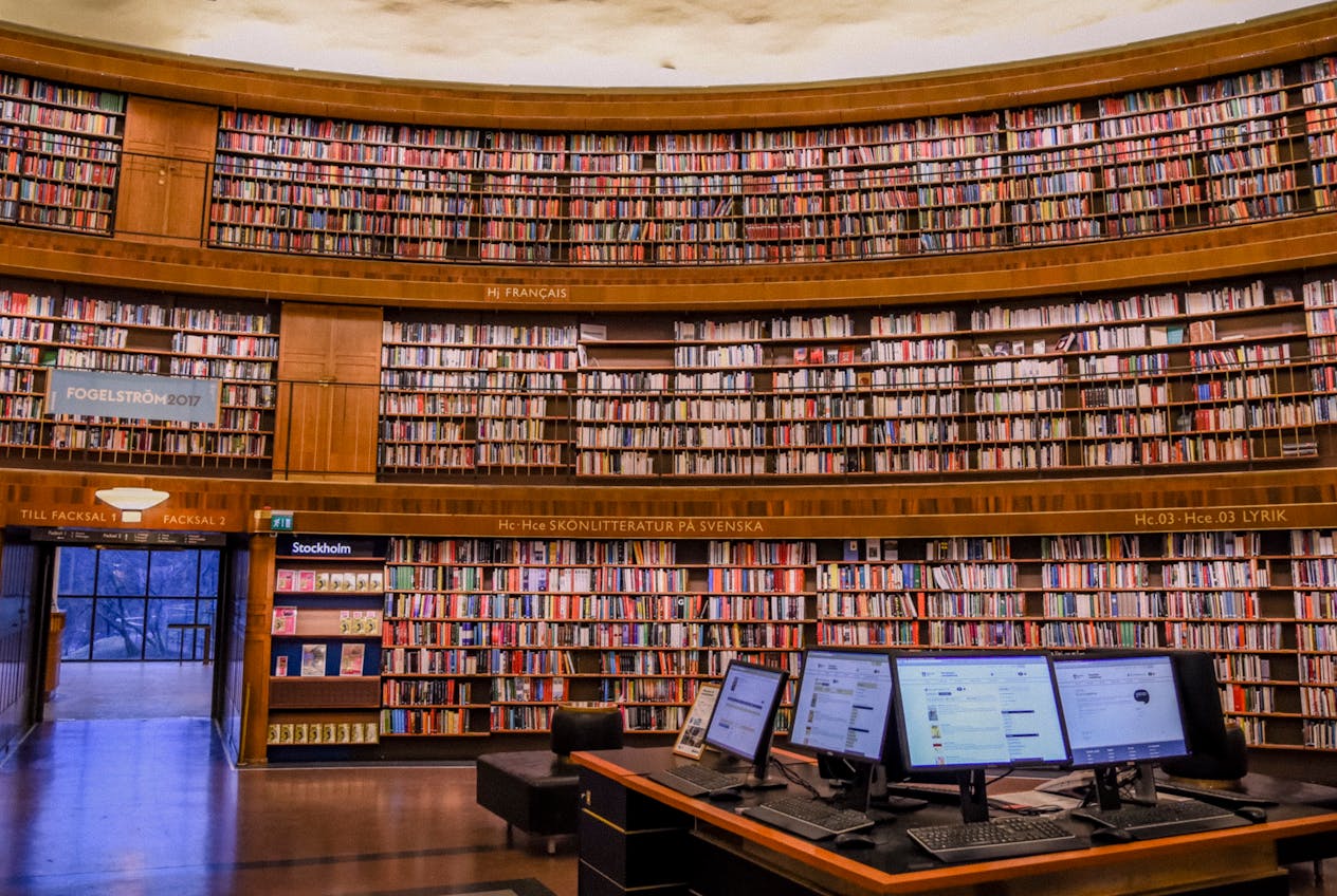 Wnętrze biblioteki z regałami książek – biblioteki i DKK jako kanał promocji
