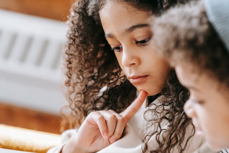 Dzieci skupione na czytaniu – early reader dla dzieci 6-10 lat