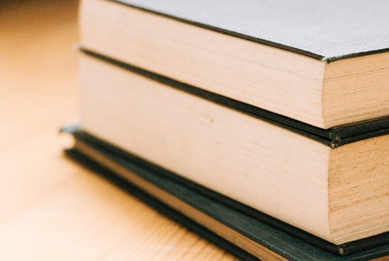 Książki w twardej oprawie na stole – format książki i rodzaj oprawy
