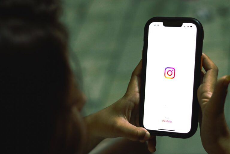 Smartfon z ikoną Instagrama – Instagram dla autora książki