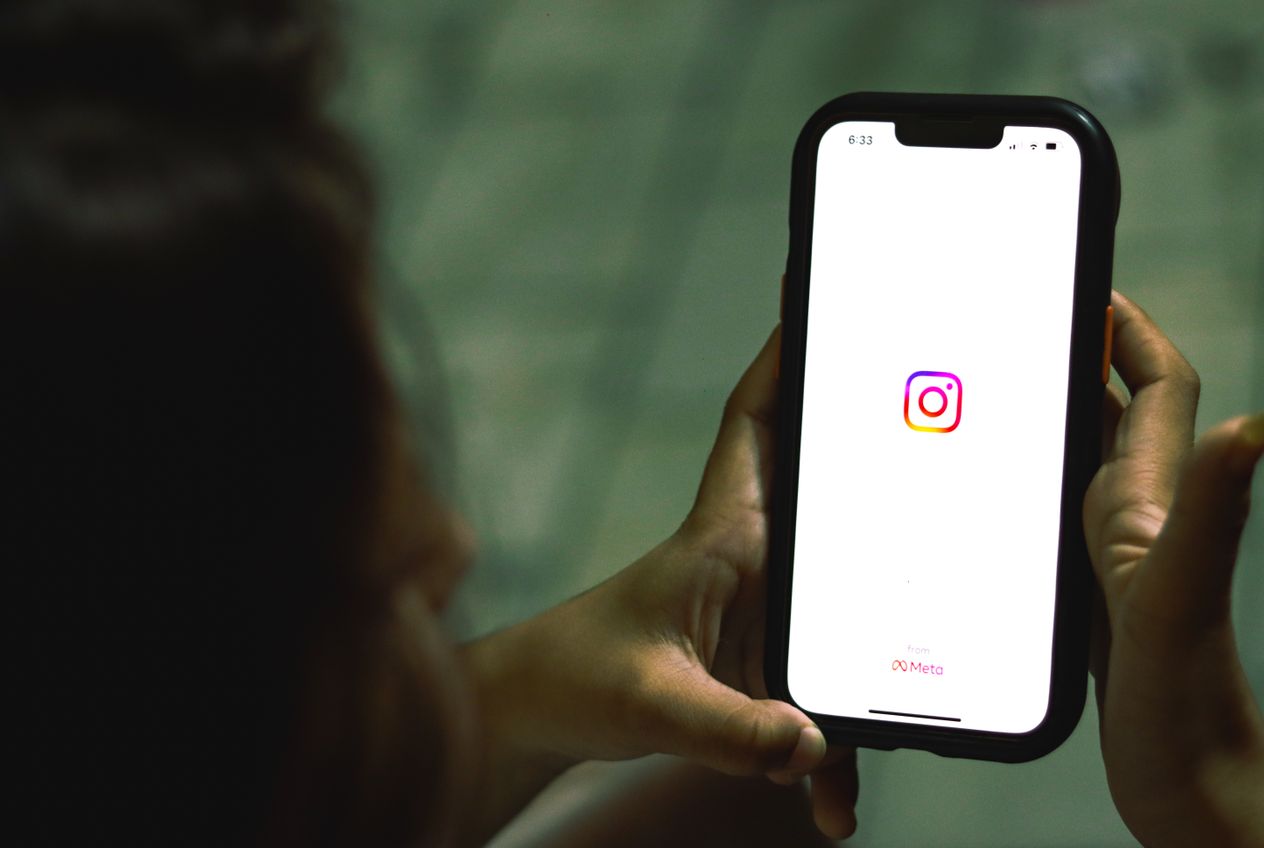 Smartfon z ikoną Instagrama – Instagram dla autora książki