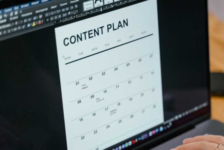 Planowanie treści przy laptopie – newsletter autorski od zera