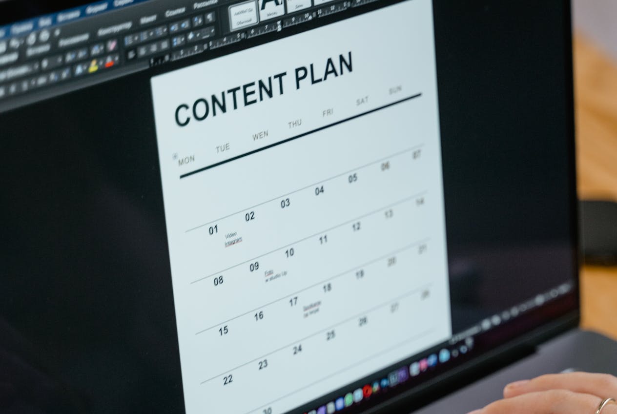 Planowanie treści przy laptopie – newsletter autorski od zera