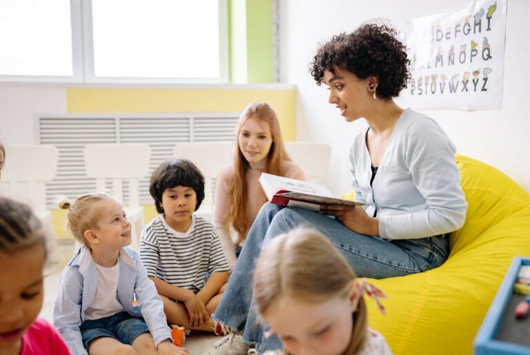 Dorosły czyta dzieciom książkę obrazkową – picture book dla dzieci 3-6 lat