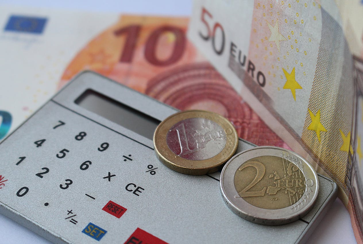 Banknoty, monety i kalkulator – vanity publishing, jak rozpoznać oszukańcze wydawnictwa